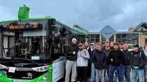 Die angehenden KfZ-Mechatroniker lernen den autonom fahrenden Bus kennen.