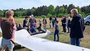 Beim Tag der offenen Tür des Luftsportvereins können die Besucher Flugzeuge in Augenschein nehmen und Probe sitzen.