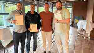Abteilungsleiter Heidmar Felixson (2. von rechts) ehrt Sascha Seiffert (von links), Ralf Schaperjahn und Dennis Marcheel für 25-jährige Mitgliedschaft.