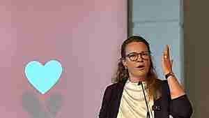 Spitzenkandidatin Eva Bender hält beim Parteitag der SPD Region Hannover eine Grundsatzrede.