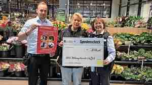 Marktleiterin Astrid Kroß (rechts) und ihr Stellvertreter Marcel Wallsch übergeben sie Spende an Silke Kleinschmidt von der Rettungshundestaffel.