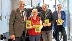 Präsentieren die Neuauflage von „Komm mit!“: Bürgermeister Armin Pollehn (von links), Autorin Heidi Rust, VVV-Vorsitzender Thomas Lüer und Gerhard Bleich, Vorsitzender des Fördervereins Stadtmuseum Burgdorf.