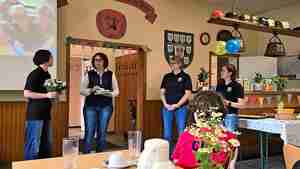 Die stellvertretende Bürgermeisterin Andrea Buhndorf (2. von links) gratuliert den Vorstandsmitgliedern des Clubs 76 zum Jubiläum und dankt ihnen für ihr Engagement: Kristin Blanchard (von links), Nadine Bethmann und Eugenie Karasewitsch.