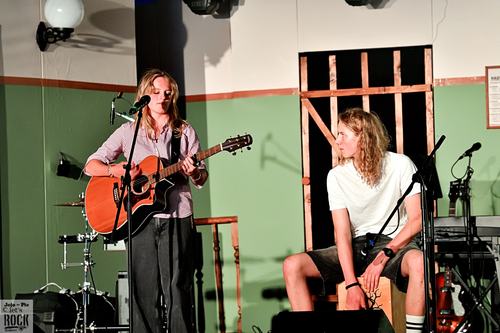 Live-Musik im Zirkuszelt - Bands und Künstler aus der Region haben beim Unplugged Festival gespielt