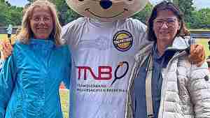 Freuen sich über den gelungenen Aktionstag: die Jugendwartinnen Hilda Scholz-Rostock vom TC Grün-Gelb (links) und Sabine Pötsch vom TC TSV Burgdorf zusammen mit dem Talentino-Maskottchen des Tennisverbands Niedersachsen Bremen.
