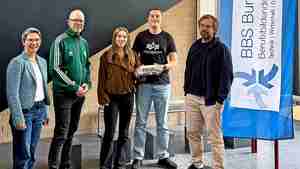 Lehrerin Kerstin Oßenbrügge (von links), Hendrik Alberts vom Förderverein der BBS Burgdorf sowie die Schüler Charlotte und Leon bedanken sich beim Historiker Sven Voigt für sein Engagement.