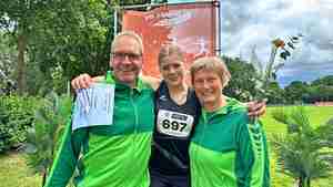 Die Trainer Ralf und Antje Peschel sind stolz auf die Leistungen von Amaliia (Mitte).