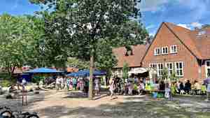 Kinder und Eltern haben das Sommerfest an der Grundschule genossen.
