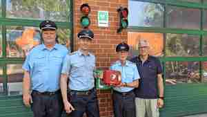 Freuen sich über den neuen Defibrillator: der stellvertretende Ortsbrandmeister Frederic Rathjen (von links), Ortsbrandmeister Jan Bertke, Norbert Dünker und Hans Jörg Fischer von den Otzer Vereinen und Verbänden.