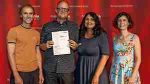 Freuen sich über die Auszeichnung für das Burgdorfer Kino: Preispate Jan Georg Schütte (von links), der Inhaber der Neuen Schauburg Christian Lindemann mit seiner Frau Asiseh und Nordmedia-Geschäftsführerin Meike Götz.