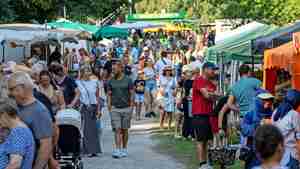 Von morgens an schlendern viele Besucher über den Pferdemarkt.