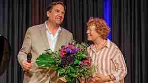 Jutta Goldbach vom Kinderschutzbund bedankt sich mit einem Blumenstrauß bei Matthias Brodowy.