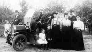 Georg Sailer, Direktor der Landwirtschaftlichen Winterschule in Burgdorf, ist 1909 der erste Automobilbesitzer in der Stadt.