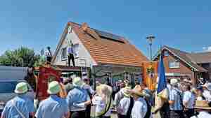 Beim Otzer Schützenfest werden wieder die Königsscheiben an den Häusern der Majestäten angebracht.