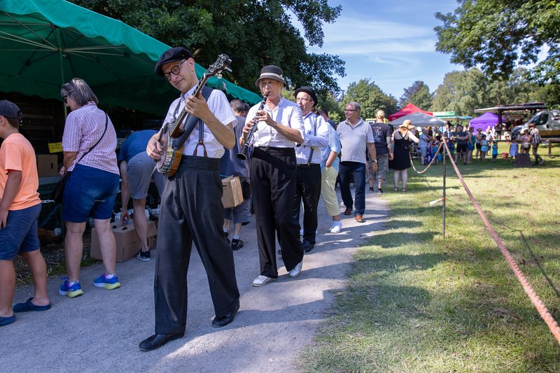 DIe Marchingband Marshmallows zieht über die Straßen (1)