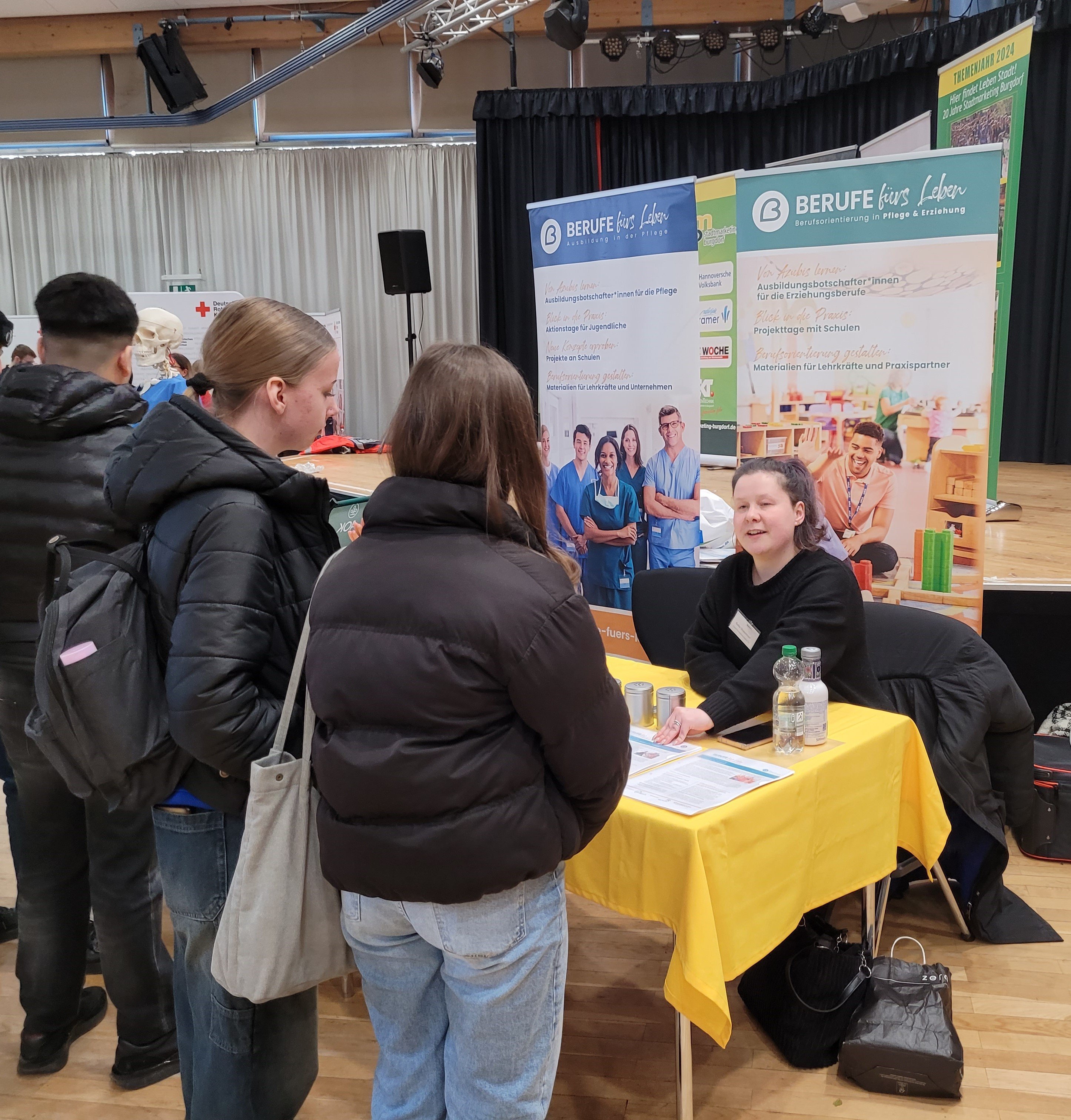 Foto1 - Ausbildungsbotschafter_informieren über Pflege- und Erziehungsberufe