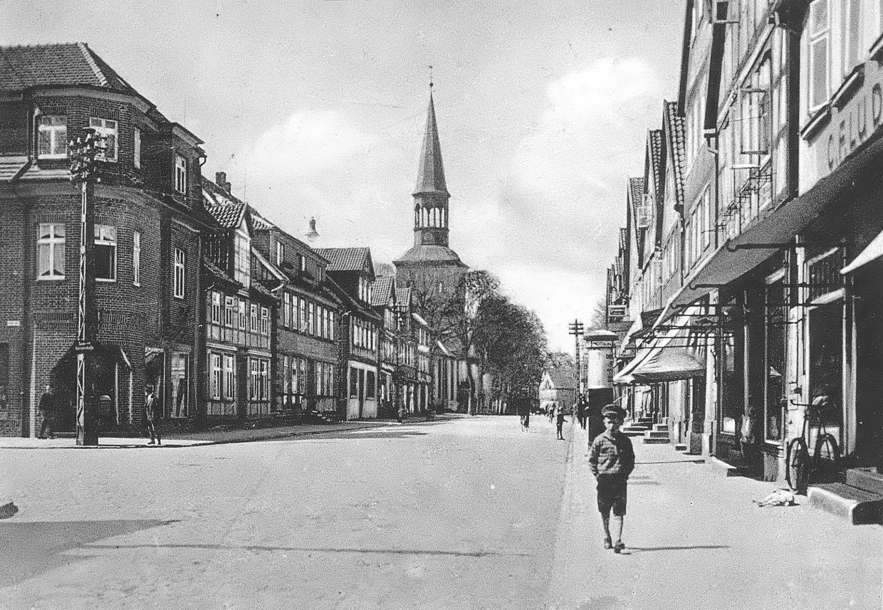 Foto_1_Marktstrasse_in_den_1920er_Jahren__mit_St._Pankratius-Kirche.jpg