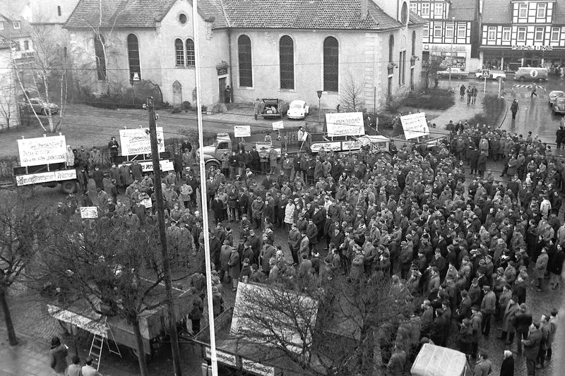 Foto 2 - 1972 Demo auf dem Spittaplatz  Landwirte Agrarpreise Februar 1972