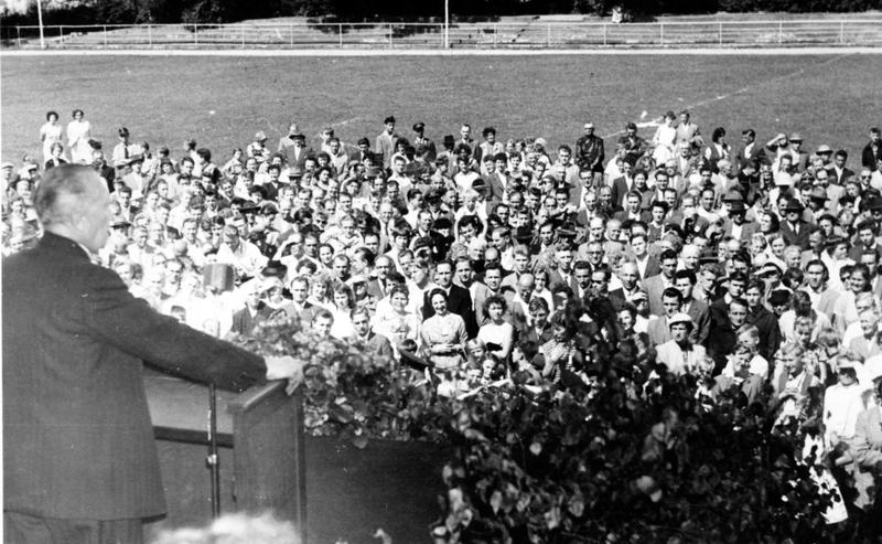 Foto 2 - Adenauer im Stadion