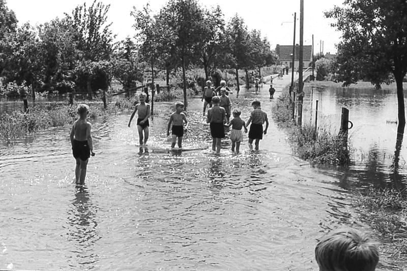 Foto 3 Spielende Kinder an der Aue 1956