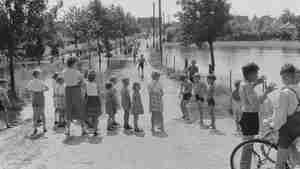 Foto 3a Spielende Kinder an der Aue 1956 (2)