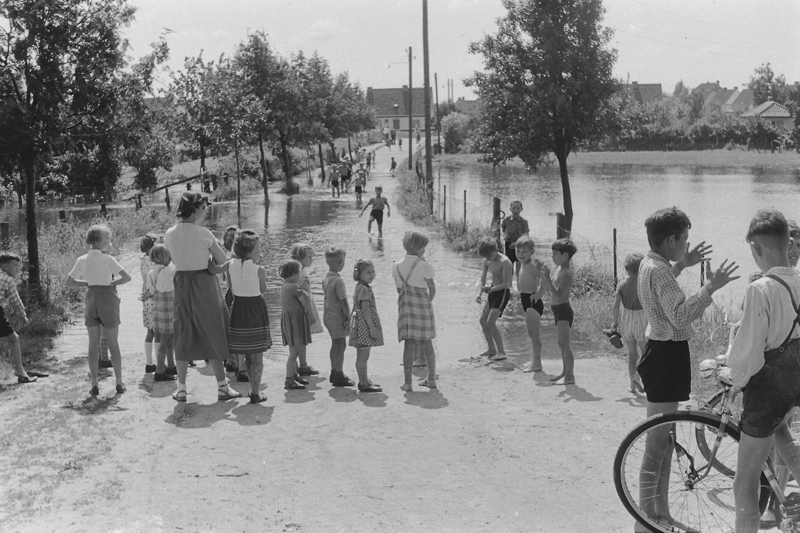 Foto 3a Spielende Kinder an der Aue 1956 (2)