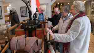 Führung durch die Ausstellung Die Ersten in Burgdorf am 3. Mai