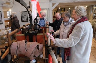 Führung durch die Ausstellung Die Ersten in Burgdorf am 3. Mai