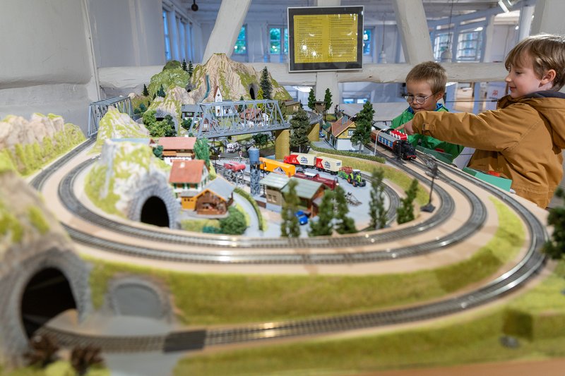 Führung durch die Eisenbahnausstellung am 6. Dezember 2025 (1)