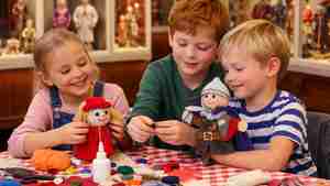 Kinder basteln Puppen im Museum