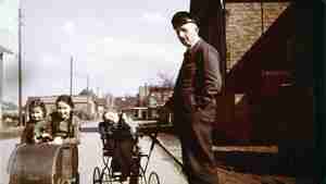 Kinder im Tretauto 1955