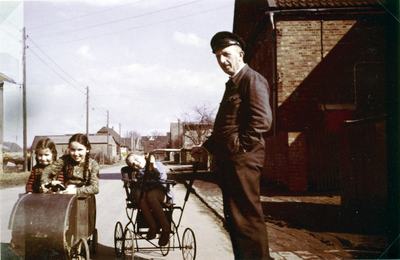 Kinder im Tretauto 1955