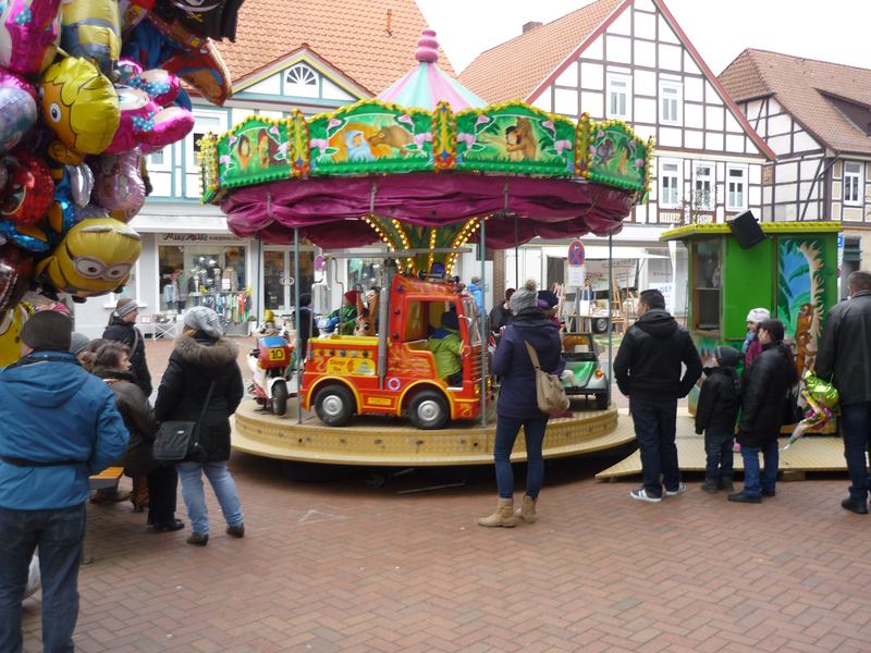 Kinderkarussell vor dem Marktspiegel