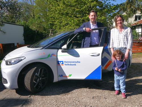 Nachhaltig unterwegs: Volksbank übergibt vollelektrisches VRmobil-Fahrzeug an den Kinderschutzbund Burgdorf