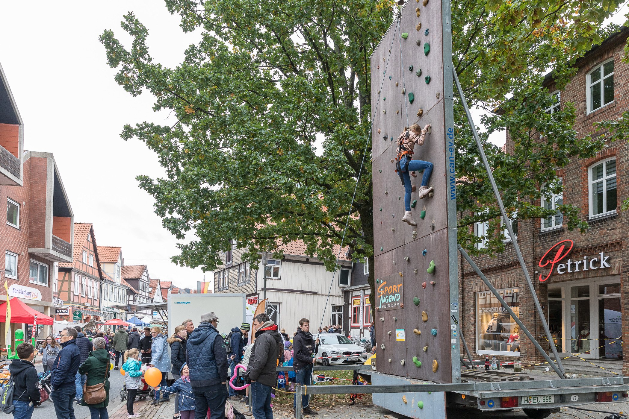 Kinderspielmeile_auf_der_unteren_Marktstrasse_am_2._Oktober_2022_1.jpg