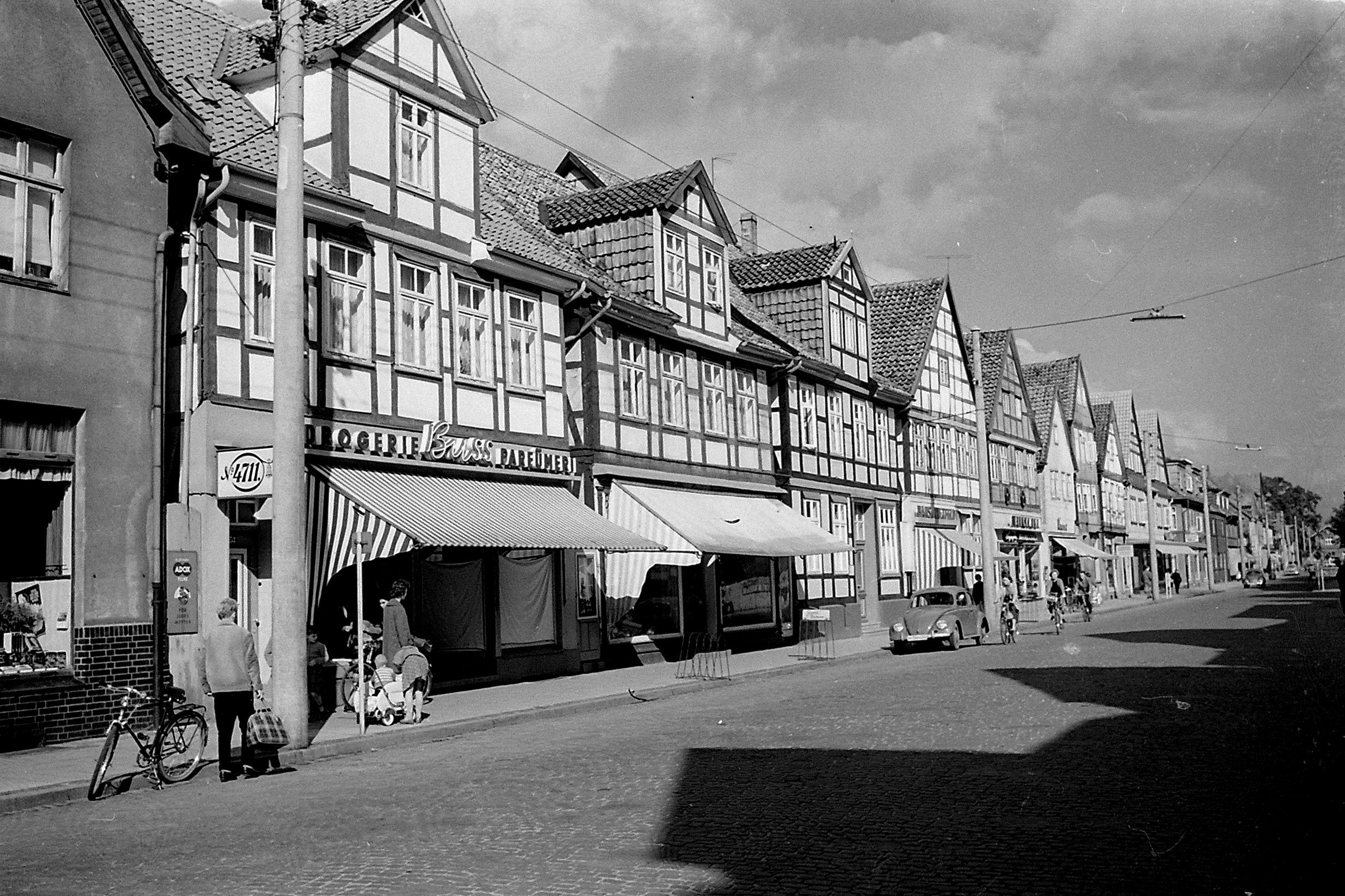 Marktstrasse_mit_Drogerie_Buss_1957-1.JPG