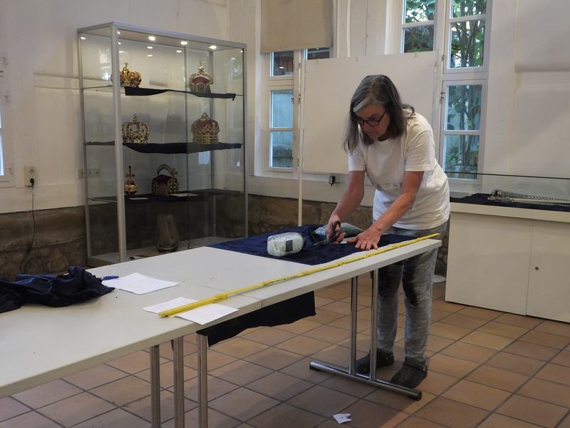 Museum-Kronen-Ausstellung-Aufbau_30092026
