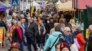 Oktobermarkt-Besucher auf der Marktstraße
