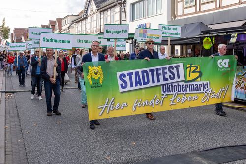 53. Stadtfest Oktobermarkt eröffnet: Burgdorf feiert unter dem Motto „Man sieht sich!“