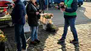 Pressefoto_Rosenverteilung_auf_dem_Wochenmarkt_Burgdorf_Deutsche_Marktgilde