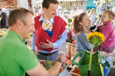 Pressefoto_Familie_beim_Einkauf_auf_dem_Wochenmarkt_Deutsche_Marktgilde
