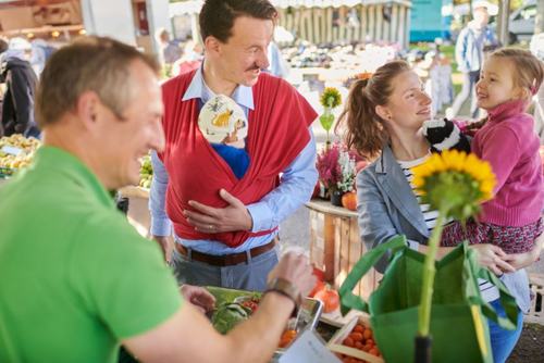 Pressefoto_Familie_beim_Einkauf_auf_dem_Wochenmarkt_Deutsche_Marktgilde