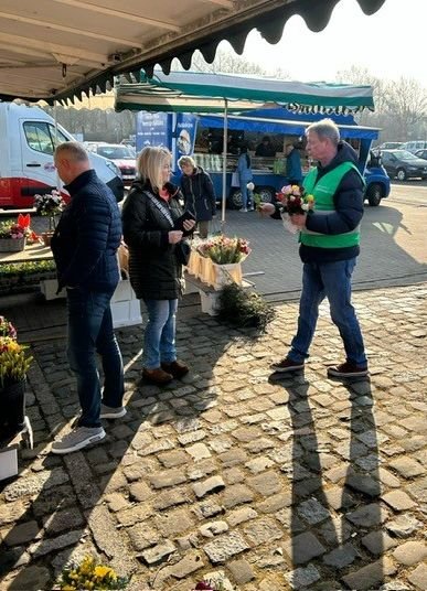 Valentinstag auf dem Wochenmarkt Burgdorf: Bunte Rosen für die Marktgäste