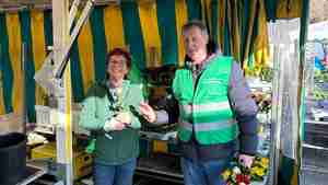 Rosenaktion_Wochenmarkt_Burgdorf_Deutsche_Marktgilde