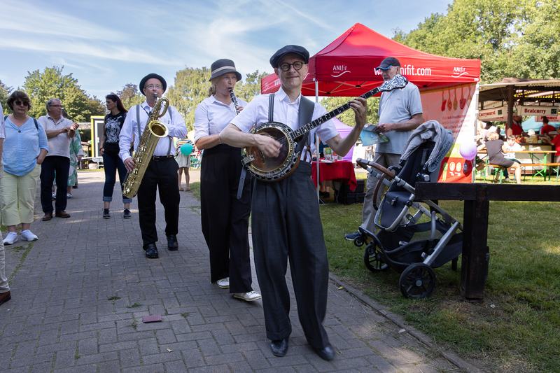Spaziergang an der Aue mit der Marchingband Marshmallows.