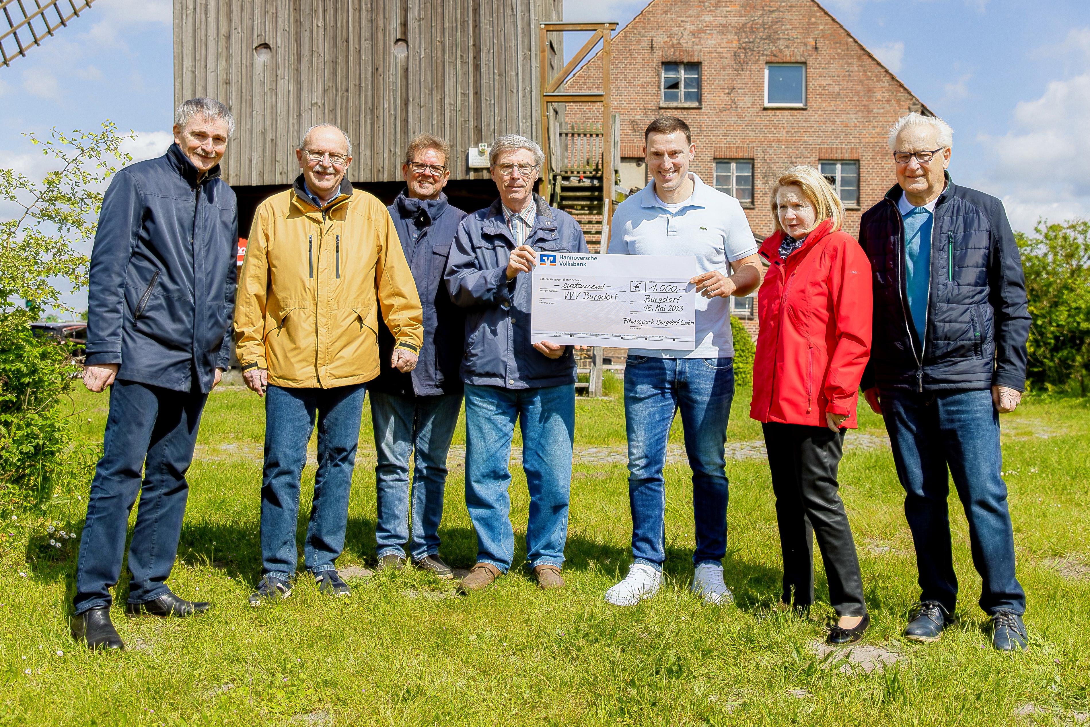 Spende des Fitnessparks Burgdorf an den VVV-Arbeitskreis Bockwindmühle (3) - Kopie