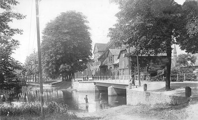 Spielende Kinder an der Aue 1923