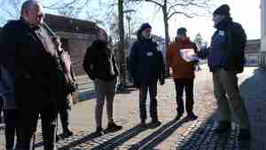 Stadtführung zur Burgdorfer Kriminalgeschichte mit Karl-Heinz Röber (rechts im Bild)