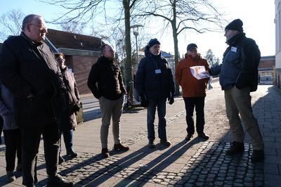 Stadtführung zur Burgdorfer Kriminalgeschichte mit Karl-Heinz Röber (rechts im Bild)