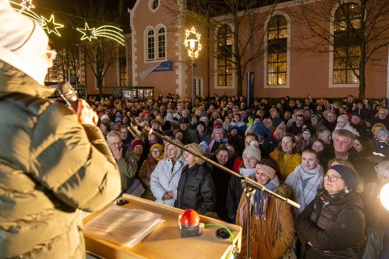 Stadtsparkassenvorstand Heiko Nebel moderiert die Verlosungsaktion Burgdorf leuchtet